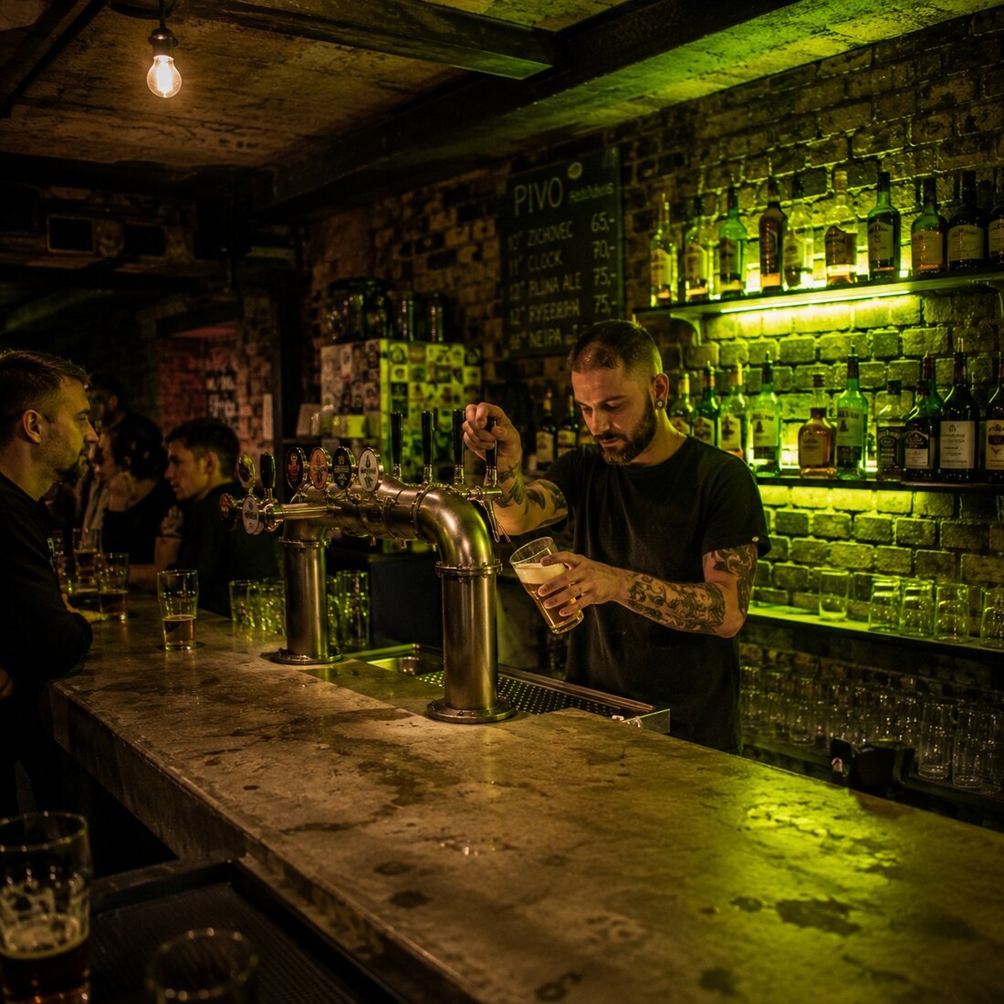 Bar ve foyer s betonovou deskou