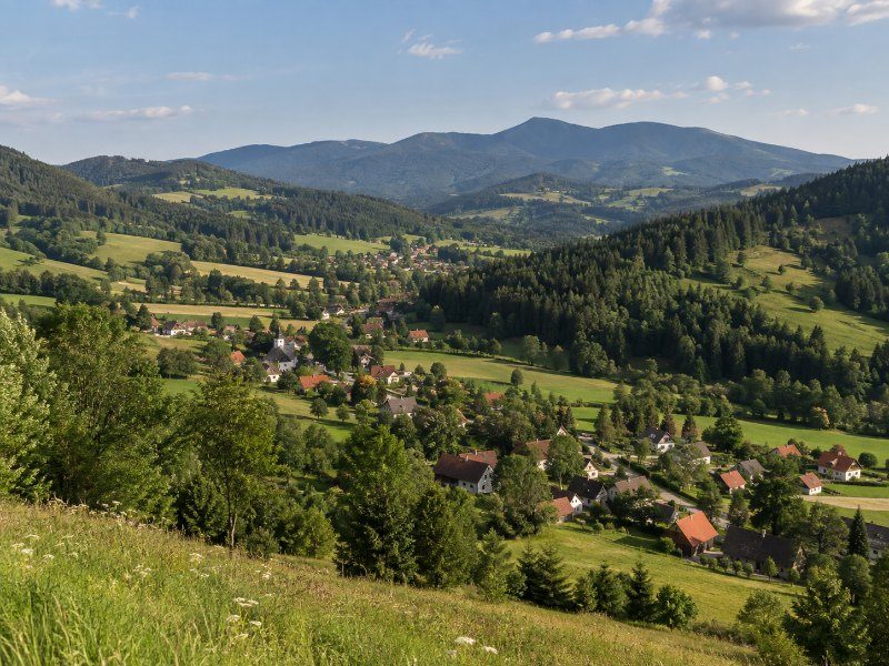 Pohled na obec Bílé Prameny v horském údolí