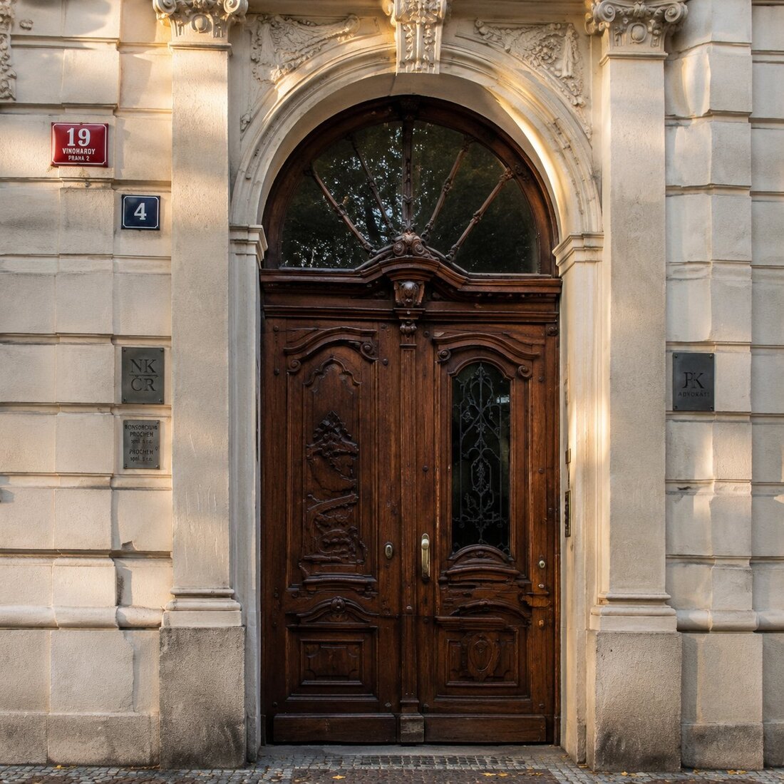 Původní secesní vstupní dveře domu Korunní 89 z roku 1908