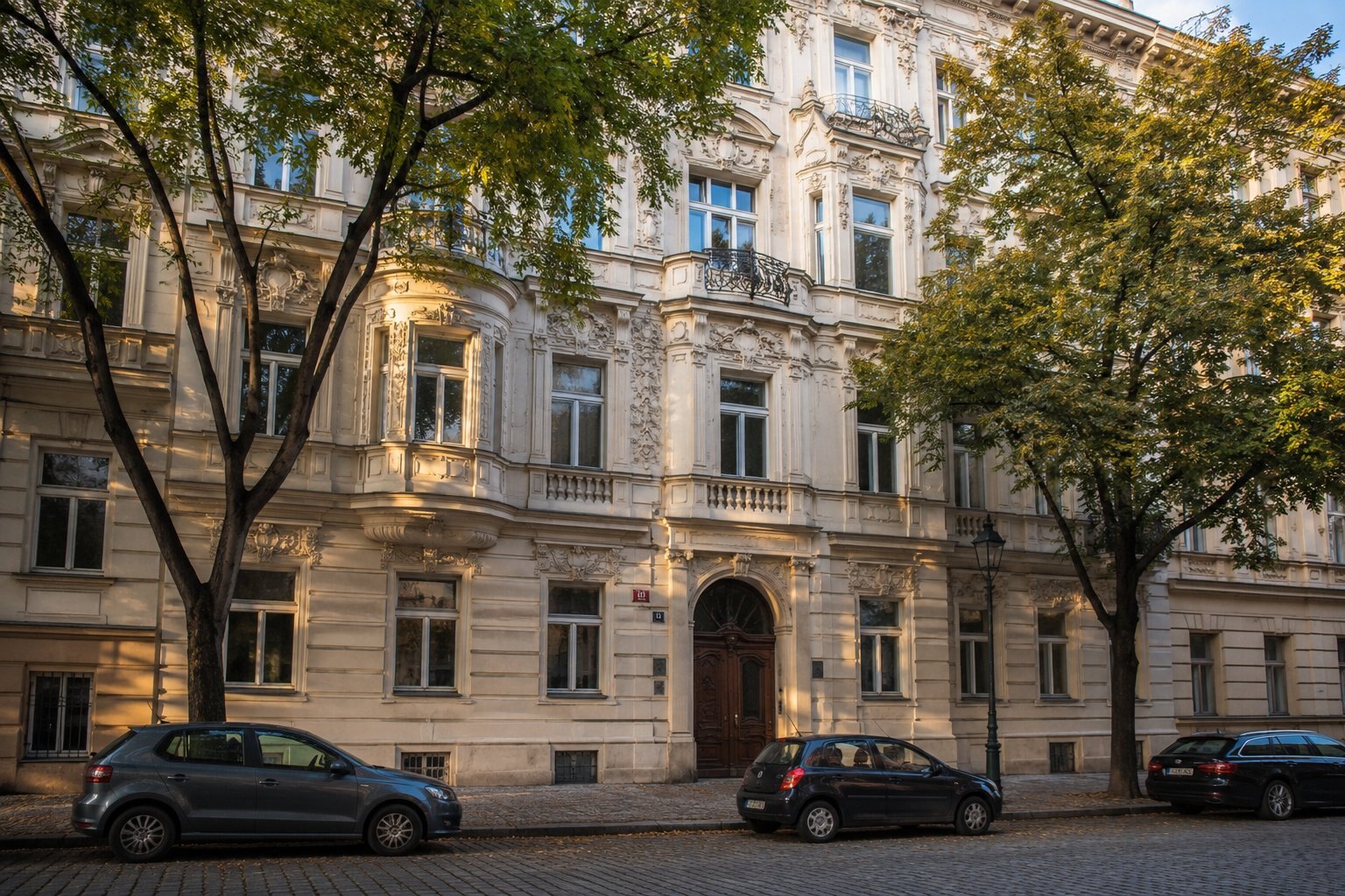 Prvorepubliková fasáda činžovního domu Korunní 89 na pražských Vinohradech