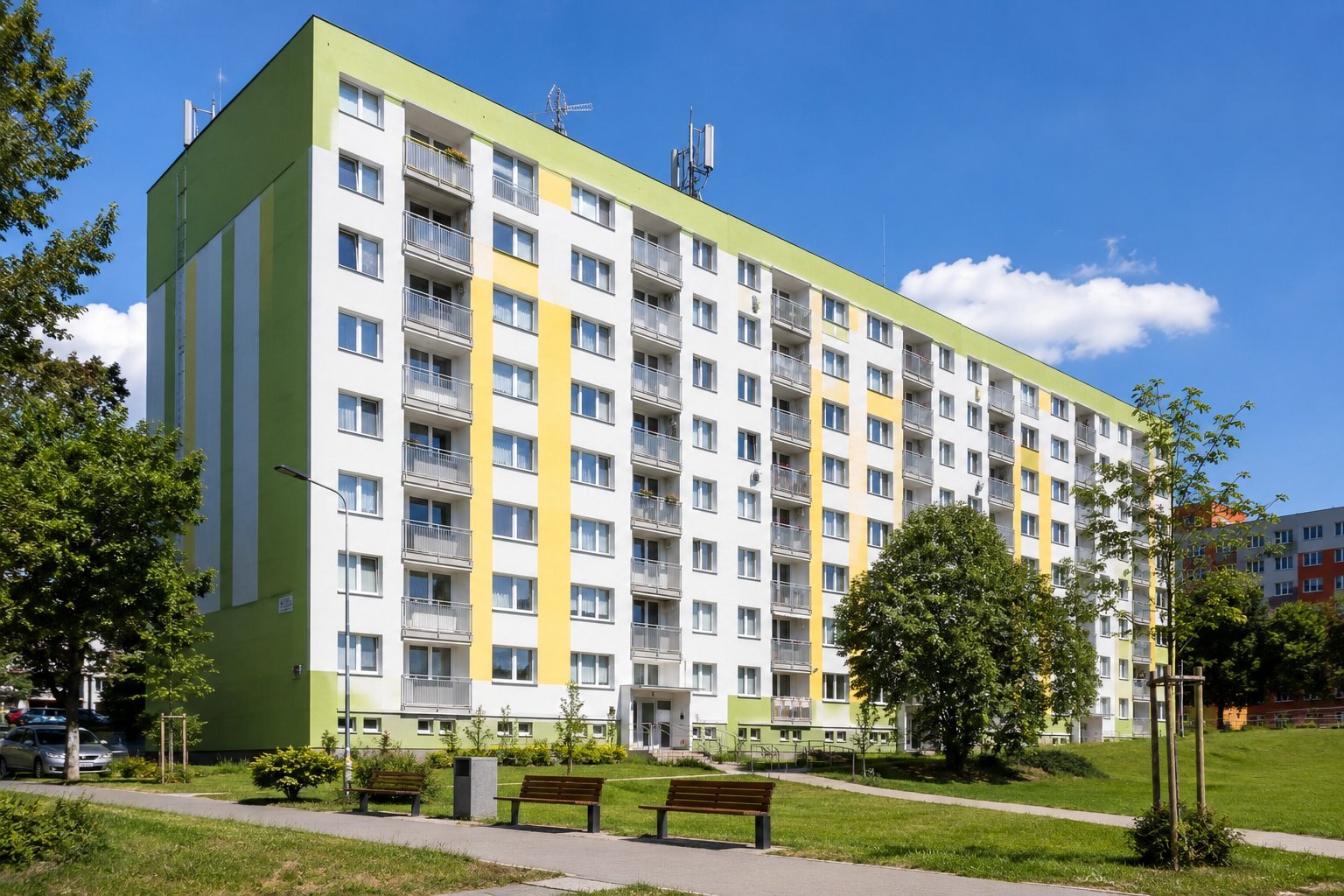 Revitalizovaný panelový dům Jabloňová 1420–1424 s barevnou fasádou