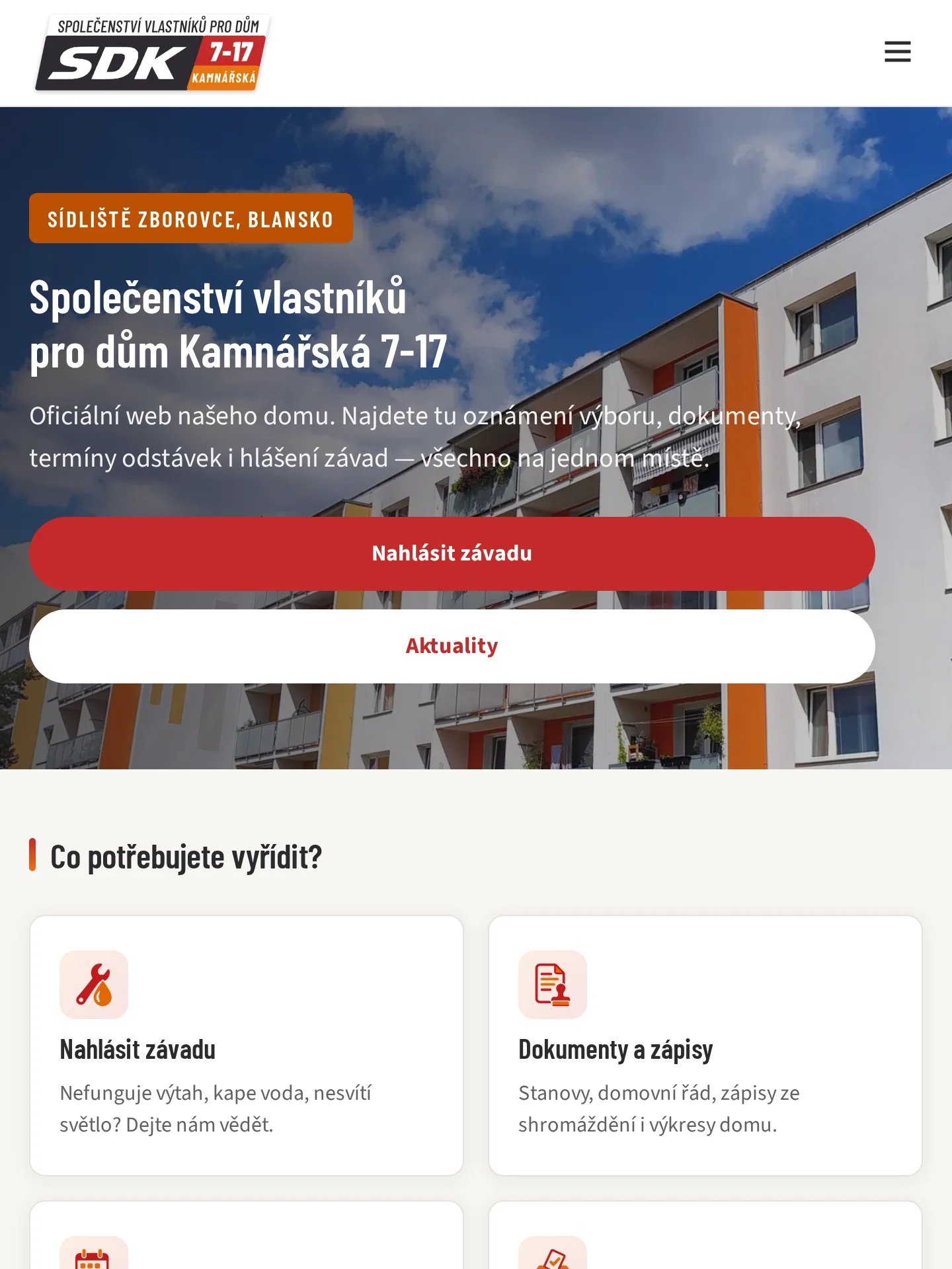 SVJ Kamnářská 7-17 — web bytového domu s účty vlastníků na tabletu